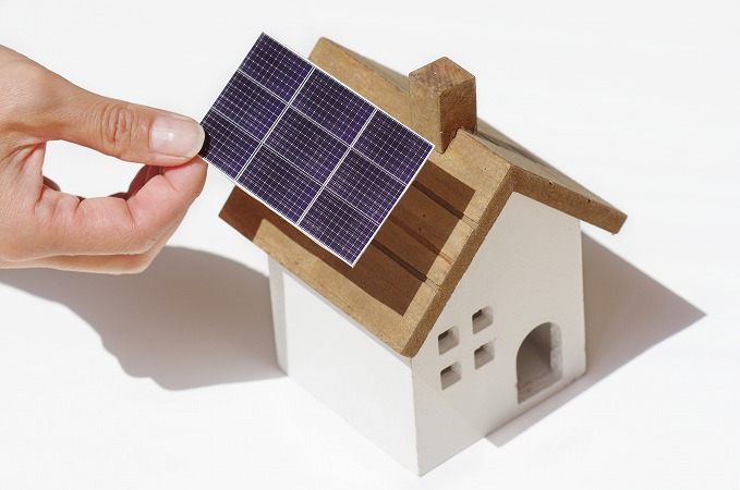 家の模型と太陽光パネル